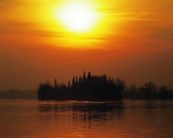 Lago di Pusiano Isola dei Cipressi